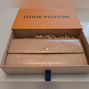 LouisVuitton Sarah patent leather wallet With COA& complimentary Crossbody Chain